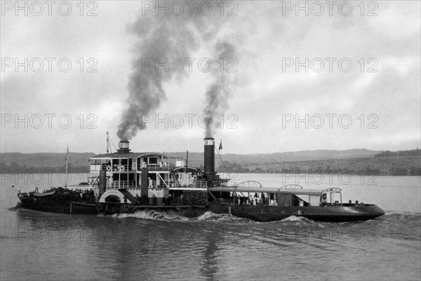 afrique, congo belge, un bateau sur la rivière dans la forêt de l'ituri, 1927 1930