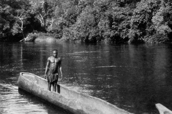 afrique, congo belge, pirogue fabriquée à partir d'un rondin évidé, 1927 1930