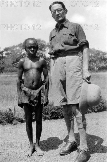 africa, congo belga, un pigmeo alto 1,24 mt e lidio cipriani, 1927 1930