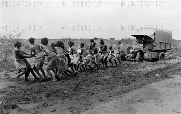 afrique, somalie, lugh ferrandi, routes impraticables après de fortes pluies, 1930 1940