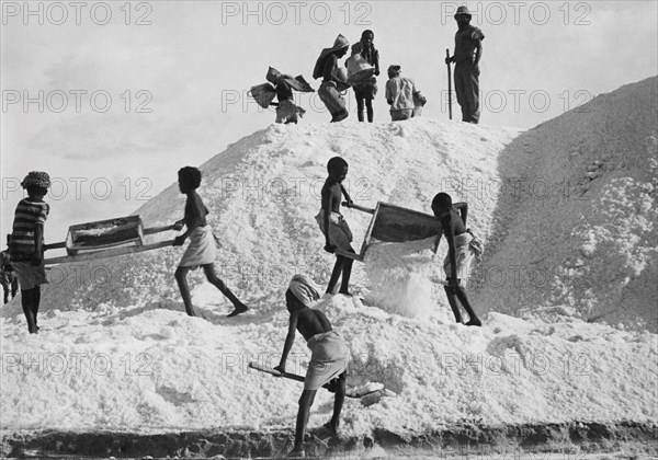 afrique, somalie, hafun, travail dans les salines, 1930 1940