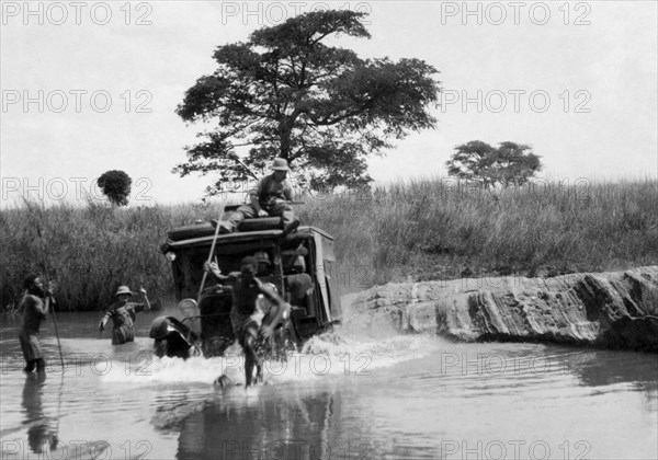 afrique, rhodésie du nord, un passage difficile sur la crique de chikumi, 1930 1940