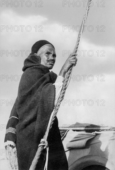 africa, tunisia, isola di djerba, un mussulmano tipico sul traghetto, 1920 1930