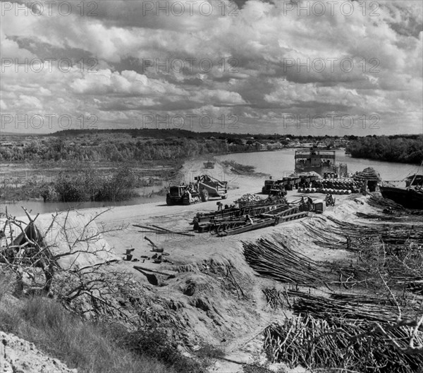 afrique, tanzanie, lindi, projet cacahuète, une section de la rivière lukuledi avec des péniches de débarquement, 1940 1950