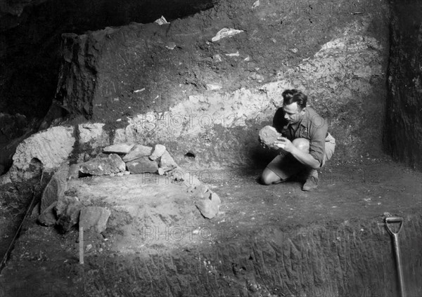 afrique, rhodésie du nord, une ancienne fonderie préhistorique dans la grotte de mumbwa, années 1920