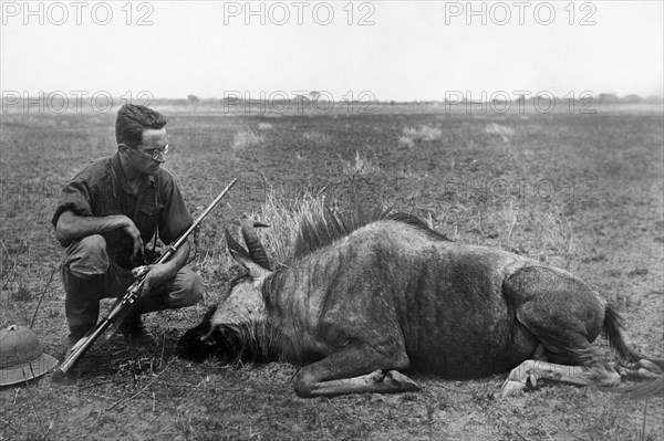 afrique, rhodésie du nord, explorateur avec une grande antilope qu'il a abattue, 1920 1930