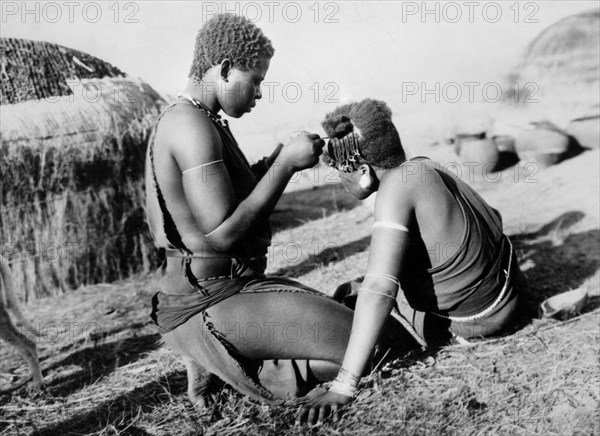 afrique, zululand, filles zulu se coiffant pour la danse, 1920 1930