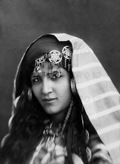 africa, tunisia, giovane donna araba, 1920 1930