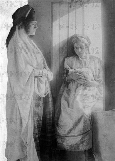 afrique, tunisie, deux femmes en robe typique, 1910 1920