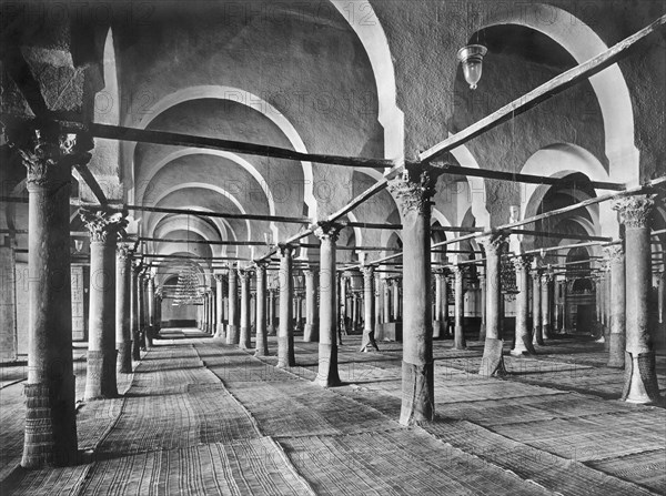 Afrique, tunisie, kairouan, intérieur de la grande mosquée, 1910