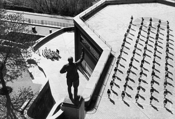 europa, italie, turin, colonie permanente 3 janvier, les terrasses de l'établissement avec des enfants en rang, 1930