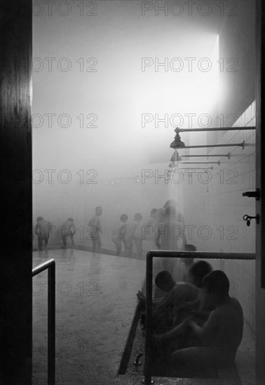 europa, italie, turin, colonie permanente 3 janvier, tout le monde sous la douche, 1930