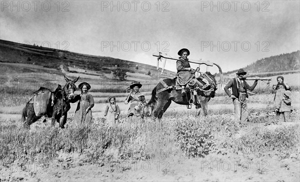 europe, italie, piedmont, pragelato, groupe d'agriculteurs, 1900 1910