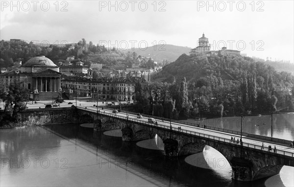 europe, italie, piémont, turin pont de la grande mère de dieu, en arrière plan monte dei cappuccini, 1957