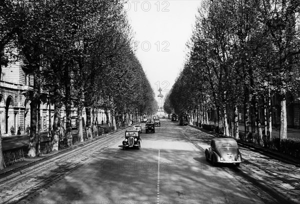 europe, italie, piémont, turin, corso vittorio emanuele II avec son monument, 1957