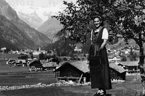 europe, italie, val d'aoste, gressoney, costume féminin typique, 1950