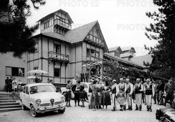 europa, italie, calabre, taverna, personnes en habits folkloriques au village de mancuso, 1965