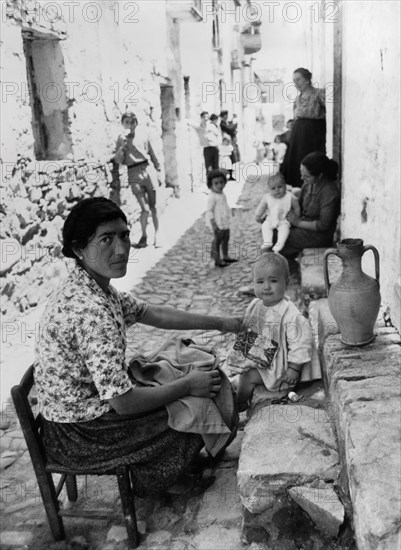 europa, italie, calabre, amendolara, vie dans les rues du village, 1963