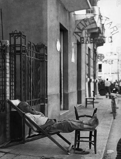 europe, italie, calabre, bagnara, homme se repose dans la rue, 1957
