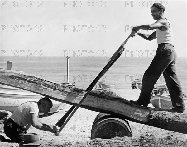 europe, italie, calabre, bagnara, artisans coupant du bois, 1957