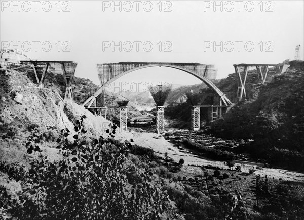 europa, italie, calabre, catanzaro, travaux de construction du pont sur le torrent fiumarella, 1962