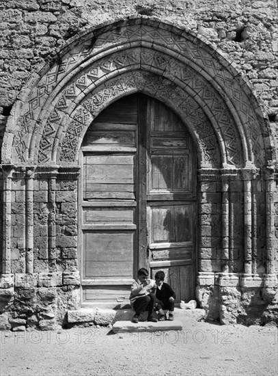 europe, italie, calabre, gerace, enfants devant l'église san francesco, 1967