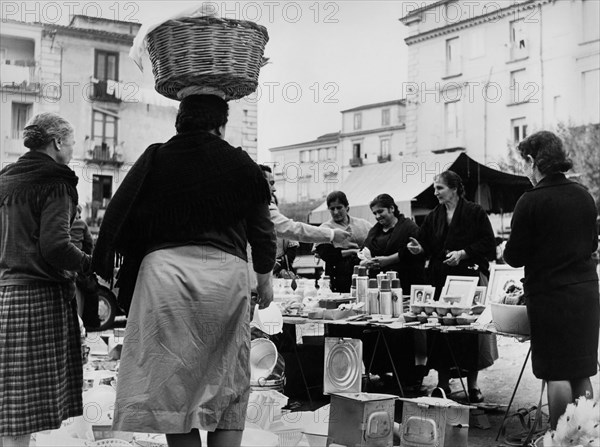 europe, italie, calabre, nicastro, femmes au marché, 1965