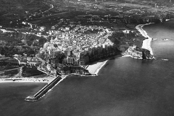 vue aérienne, tropea, calabre, italie, 1964