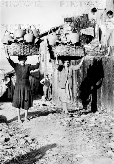 femmes avec des anphores, seminara, calabre, italie, 1955