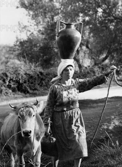 femme avec anphora, calabre, italie, 1966