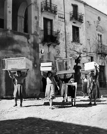 femmes dans la rue, calabre, italie, 1952