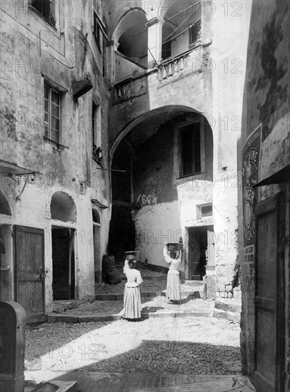 europe, italie, ligurie, san remo, femmes sur la piazza capitolo, 1900 1910