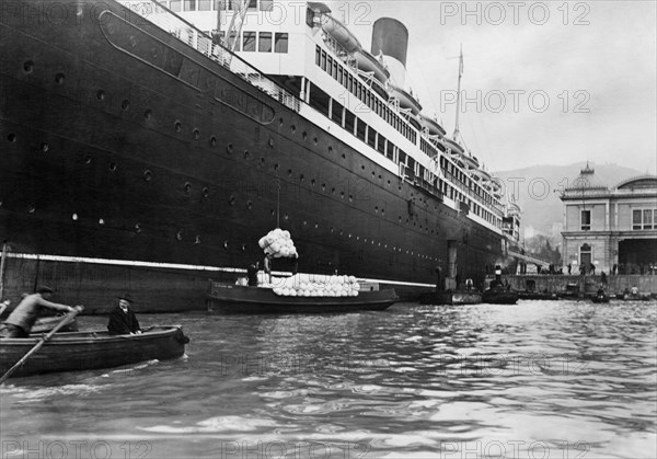 europa, italy, liguria, genoa, chargement de linge sur le paquebot, 1920 1930