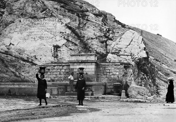 europe, italie, abruzzes, pescasseroli, une fontaine, 1930