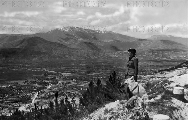 europe, italie, abruzzes, la plaine de l'aquila, en arrière-plan monte sirente, 1920 1930