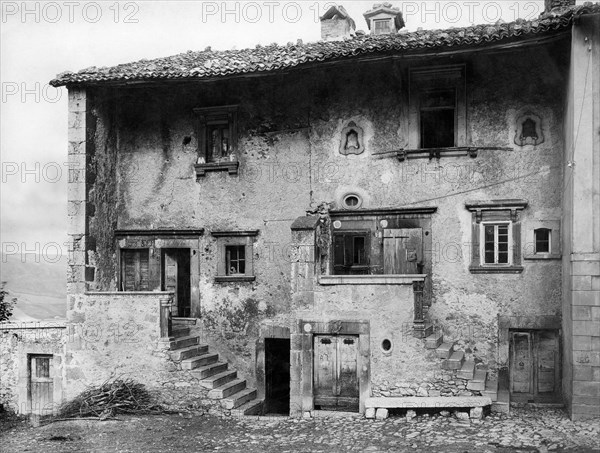 europe, italie, abruzzes, pescocostanzo, deux maisons du 16e siècle, années 1920