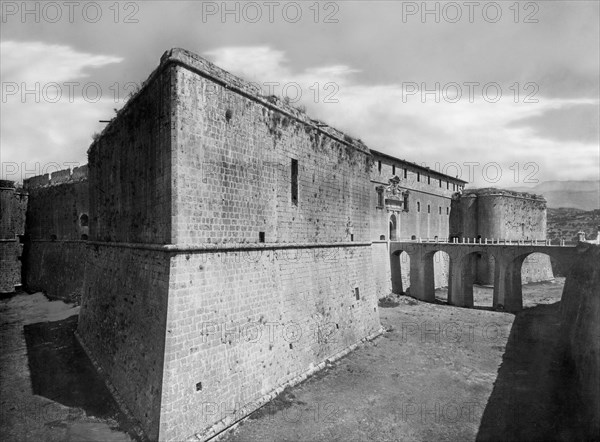 europe, italie, abruzzes, l'aquila, le château du 16e siècle, 1910 1920