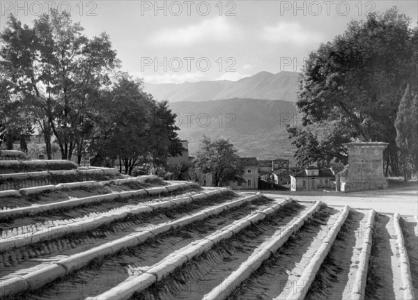 europe, italie, abruzzes, l'aquila, les marches de l'église de san bernardino, 1930 1940