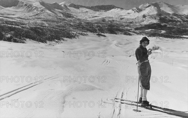 europe, italie, abruzzes, massa d'albe, skieur sur les montagnes du groupe velino, 1920 1930