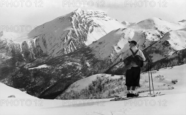 europe, italie, abruzzes, skieur sur les montagnes du gran sasso, monte corvo, 1930