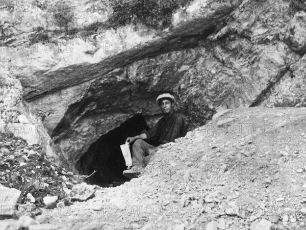 europe, italie, abruzzes, lama dei peligni, grottes de sant'angelo et salomone, entrée de la grotte des cochons, 1910 1920