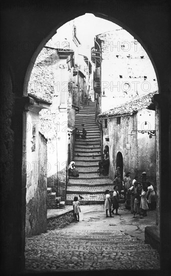 europe, italie, abruzzes, pettorano sul gizio, une ruelle du village, 1940