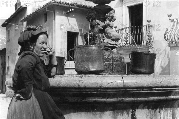 europe, italie, abruzzes, pescocostanzo, femme à la fontaine, 1920 1930