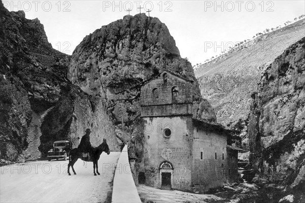 europe, italie, abruzzes, le sanctuaire de la madone d'affari sur la route du gran sasso, 1934