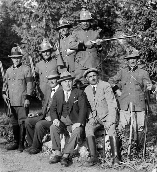 europe, italie, abruzzes, parc national des abruzzes, groupe de gardes avec chefs, 1910