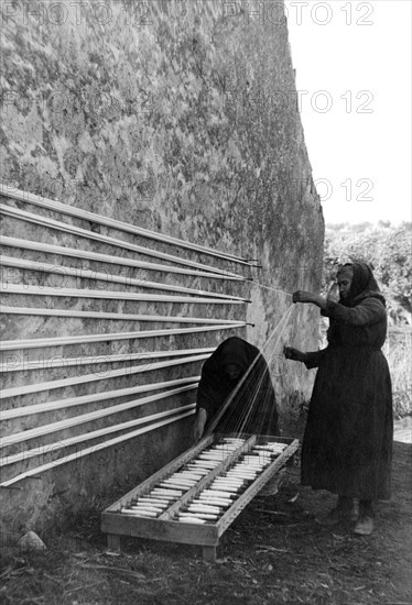 europe, italie, abruzzes, torre dei passeri, femmes tisseuses, 1910 1920