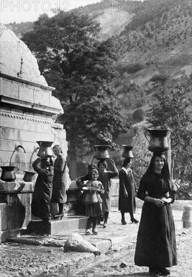 europe, italie, abruzzes, pescasseroli, porteurs d'eau à la fontaine, 1910 1920