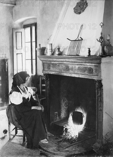 femme dans un costume typique, roccamandolfi, molise, italie, 1920 1930