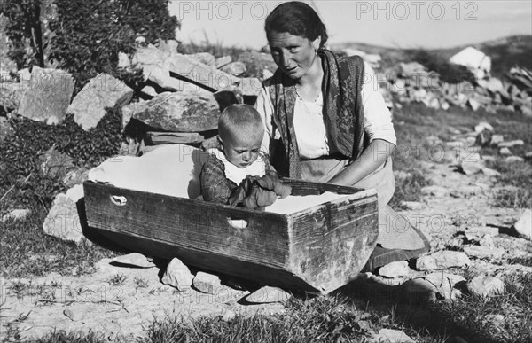 mother with son, teramo, abruzzo, italy 1930-40