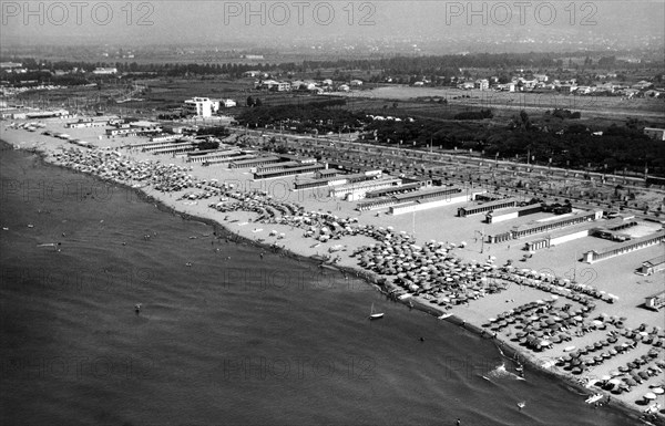 plage, marina di carrara, toscane, italie 1964